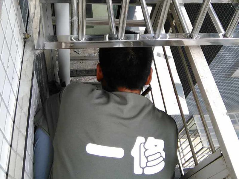 維修卷簾門,卷簾門維修一般怎么維修，自己不會怎么辦