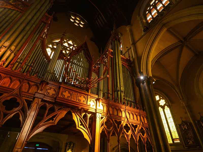 哥特式風(fēng)格裝修的色彩搭配以什么為主，哥特式裝修靠什么營造儀式感