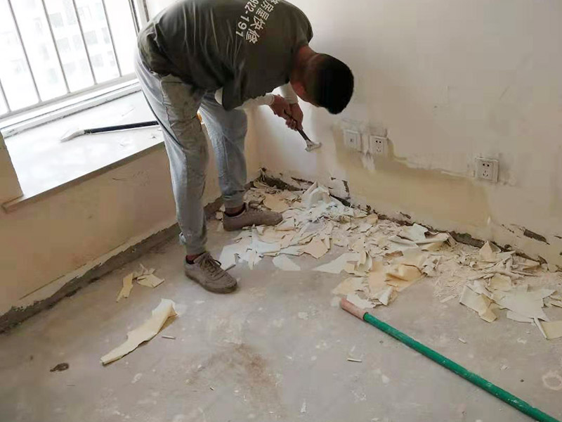 墻紙鏟除方案：1、首先把墻紙表面撕掉。用噴霧器將溫水噴到紙基層上，浸濕墻紙，軟化膠粘劑，一般2個(gè)小時(shí)以上。  2、察看墻紙基層與墻面是否可以順利剝離，假如可以，即可往除。用砂紙清除墻上殘余紙屑。察看墻面是否有裂縫、坑洼，清除附著物。處理方法同涂料墻面。 3、局部墻面有濕潤(rùn)之處，千萬(wàn)不要貼上墻紙，待找出并往除引發(fā)濕潤(rùn)的根源后再對(duì)癥處理 當(dāng)然了，假如舊墻紙施工時(shí)有用基膜，程序就更簡(jiǎn)單了，直接小刀割開(kāi)一小角就可輕易撕下舊墻紙了。假如是純紙無(wú)紡布無(wú)紡紙直接在上面用噴霧器噴水，多噴幾遍就可以。