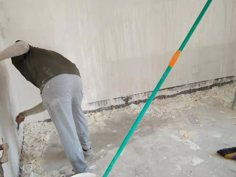 墻紙鏟除方案：1、首先把墻紙表面撕掉。用噴霧器將溫水噴到紙基層上，浸濕墻紙，軟化膠粘劑，一般2個(gè)小時(shí)以上。  2、察看墻紙基層與墻面是否可以順利剝離，假如可以，即可往除。用砂紙清除墻上殘余紙屑。察看墻面是否有裂縫、坑洼，清除附著物。處理方法同涂料墻面。 3、局部墻面有濕潤(rùn)之處，千萬(wàn)不要貼上墻紙，待找出并往除引發(fā)濕潤(rùn)的根源后再對(duì)癥處理 當(dāng)然了，假如舊墻紙施工時(shí)有用基膜，程序就更簡(jiǎn)單了，直接小刀割開(kāi)一小角就可輕易撕下舊墻紙了。假如是純紙無(wú)紡布無(wú)紡紙直接在上面用噴霧器噴水，多噴幾遍就可以。