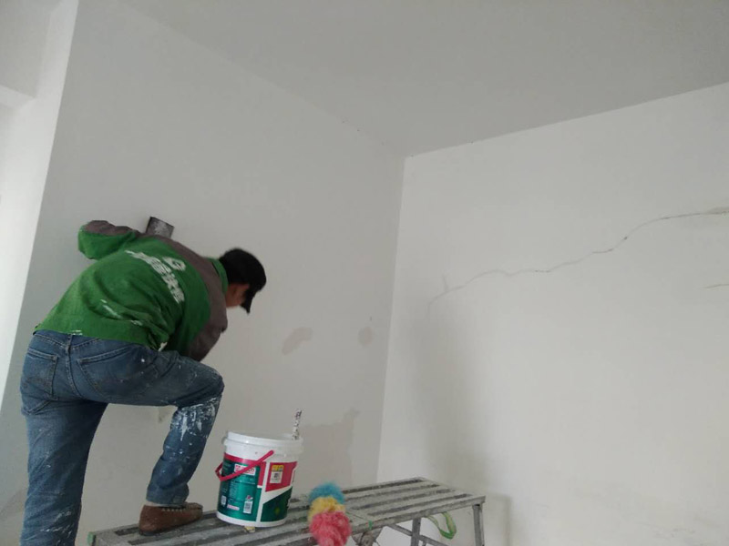 舊墻面鏟除，刷基膜