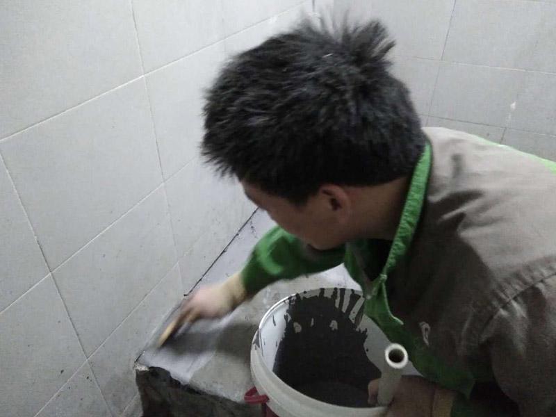 廁所基層清理，刷防水