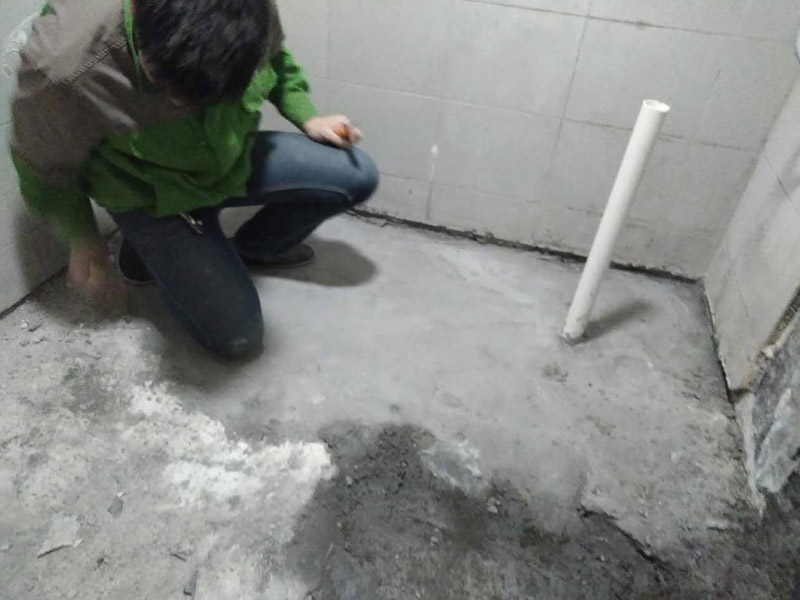 廁所基層清理，刷防水