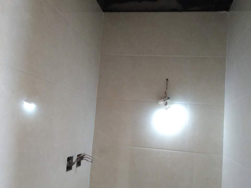 衛(wèi)生間貼瓷磚，勾縫