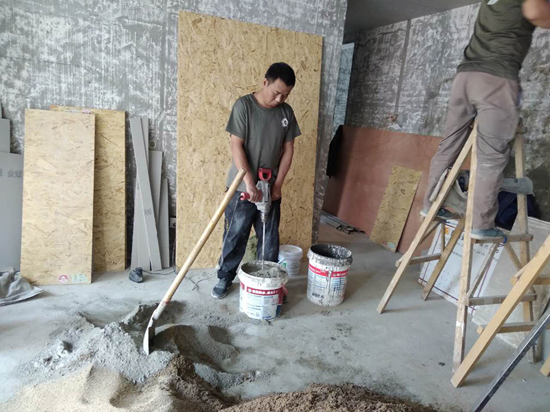 廁所貼瓷磚，木工吊頂打孔