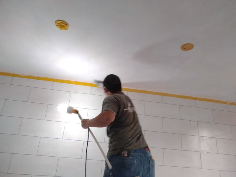 廁所墻面打砂，滾漆