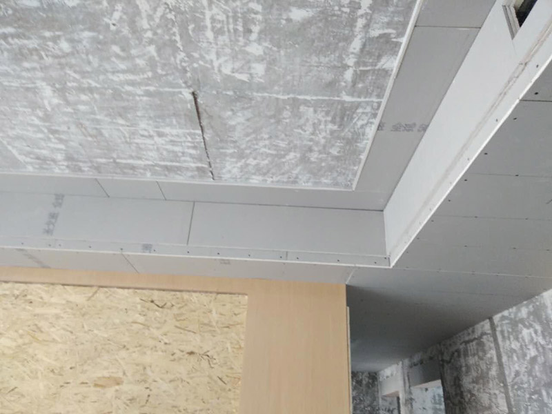 廚房貼瓷磚，客廳吊頂