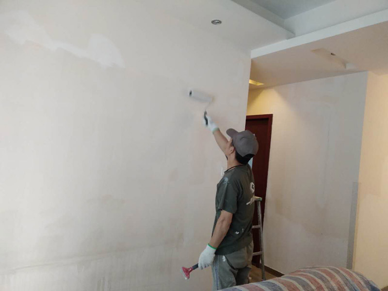 年長的舊房屋現在越來越多，舊房屋的問題有很多，水管老化，墻皮掉落，門窗隔音差等等問題，有些舊房屋需要重新翻新才能住著舒適，裝修翻新相對復雜，那么主要注意些什么問題呢？一修房屋快修小編整理了，翻新裝修注意六事項：