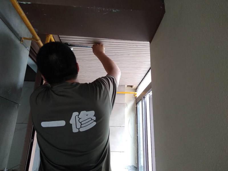 墻面貼瓷磚，吊頂
