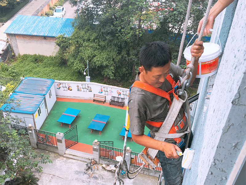 外墻刷防水，窗戶打膠