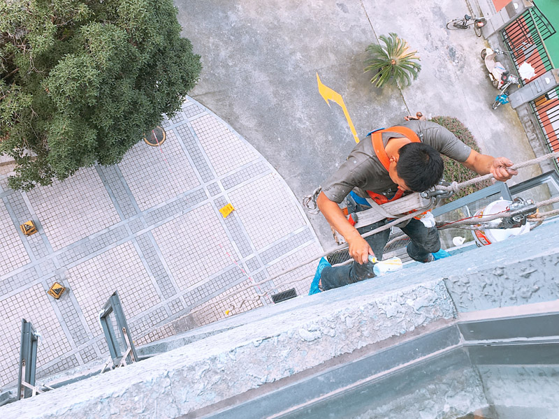 外墻刷防水，窗戶打膠