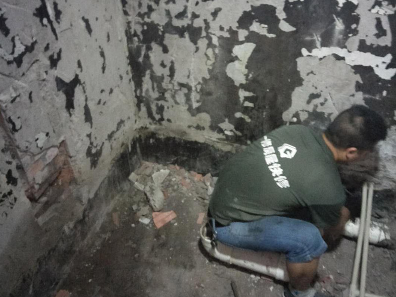 改水電做防水裝修施工：先做水電，在做防水。水電做完之后，把地板與水管間隙填平，然后再做防水。防水做完試水之后，最好能在防水上面刷一層保護(hù)層在來鋪瓷磚，以免防水層被破壞。
在一般的衛(wèi)生間防水處理中，墻面上也要做大約30厘米的防水涂料，以防積水洇透墻面。但如果是衛(wèi)生間的墻面是非承重的輕體墻，就要將整個(gè)墻面涂滿防水涂料。防水工程結(jié)束后必須要做24小時(shí)閉水實(shí)驗(yàn)。