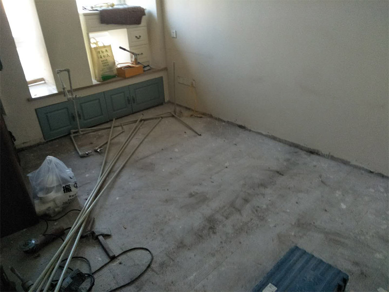 改水電做防水裝修施工：先做水電，在做防水。水電做完之后，把地板與水管間隙填平，然后再做防水。防水做完試水之后，最好能在防水上面刷一層保護(hù)層在來鋪瓷磚，以免防水層被破壞。
在一般的衛(wèi)生間防水處理中，墻面上也要做大約30厘米的防水涂料，以防積水洇透墻面。但如果是衛(wèi)生間的墻面是非承重的輕體墻，就要將整個(gè)墻面涂滿防水涂料。防水工程結(jié)束后必須要做24小時(shí)閉水實(shí)驗(yàn)。