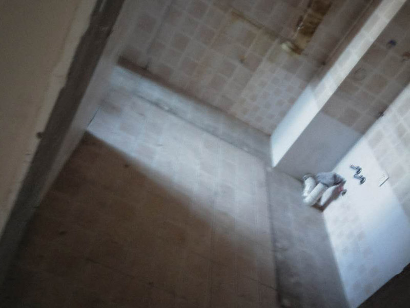 改水電做防水裝修施工：先做水電，在做防水。水電做完之后，把地板與水管間隙填平，然后再做防水。防水做完試水之后，最好能在防水上面刷一層保護(hù)層在來鋪瓷磚，以免防水層被破壞。
在一般的衛(wèi)生間防水處理中，墻面上也要做大約30厘米的防水涂料，以防積水洇透墻面。但如果是衛(wèi)生間的墻面是非承重的輕體墻，就要將整個(gè)墻面涂滿防水涂料。防水工程結(jié)束后必須要做24小時(shí)閉水實(shí)驗(yàn)。