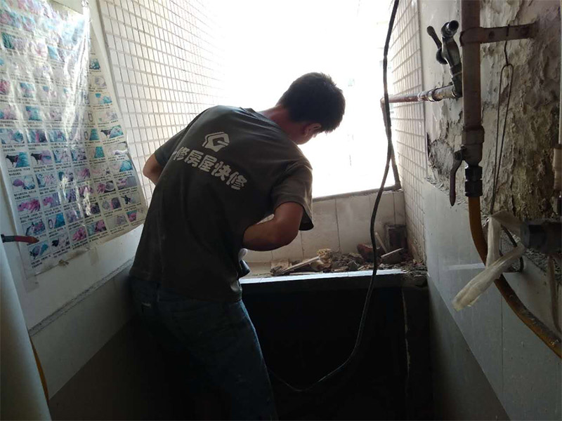 舊房局部拆除裝修：1、門窗拆除，門窗老化是舊房中的一個(gè)突出問題，木門窗是否起皮、變形，一定要換新的。2、墻地面拆除，先粘牛皮紙甚至的確良布;墻皮如果不是耐水膩?zhàn)涌梢早P掉重來。3、水路拆除，舊房中一般原有的水路管線都有許多不合理的布局或者被腐蝕，就都要換掉。4、電路拆除，舊房普遍存在電路分配簡(jiǎn)單、電線老化、違章布線等現(xiàn)象，已不能適應(yīng)現(xiàn)代家庭的用電需求，所以在裝修時(shí)必須徹底改造，重新布線。