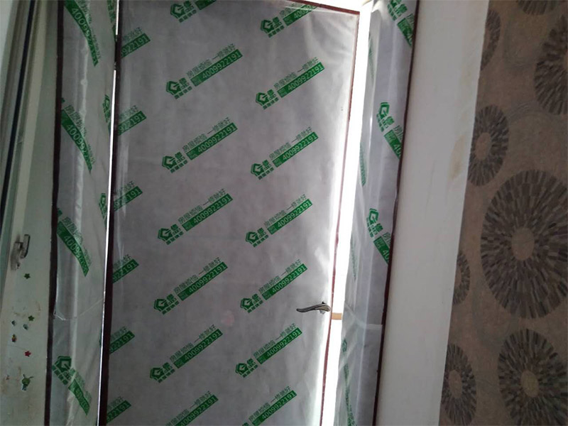 舊房局部拆除裝修：1、門窗拆除，門窗老化是舊房中的一個(gè)突出問題，木門窗是否起皮、變形，一定要換新的。2、墻地面拆除，先粘牛皮紙甚至的確良布;墻皮如果不是耐水膩?zhàn)涌梢早P掉重來。3、水路拆除，舊房中一般原有的水路管線都有許多不合理的布局或者被腐蝕，就都要換掉。4、電路拆除，舊房普遍存在電路分配簡(jiǎn)單、電線老化、違章布線等現(xiàn)象，已不能適應(yīng)現(xiàn)代家庭的用電需求，所以在裝修時(shí)必須徹底改造，重新布線。