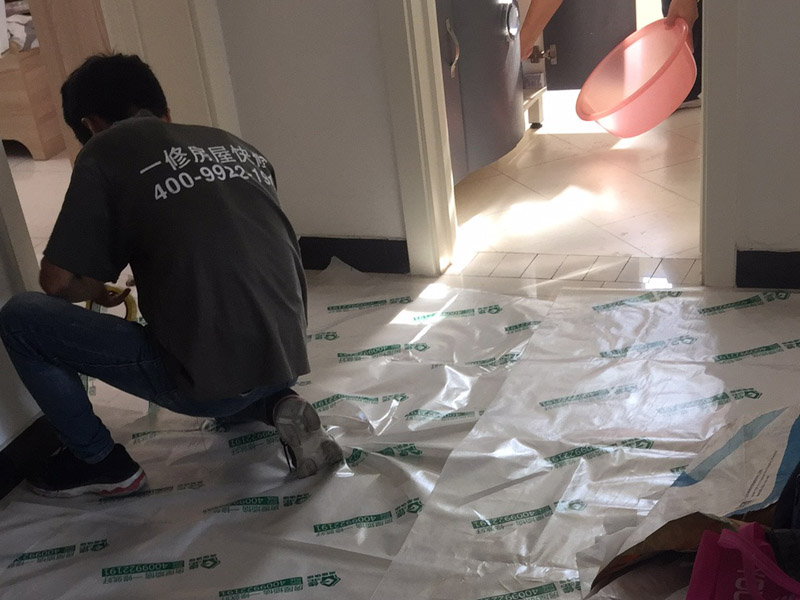 浴室裝修地面保護(hù)方案：在衛(wèi)浴拆改過(guò)程中，為了防止發(fā)生意外觸電和電線短路等事故。裝修所需的臨時(shí)用電，必須從客廳拉到浴室內(nèi)。
沖擊電鉆是墻面敲磚的重要工具，與傳統(tǒng)的用手錘和鋼鏨敲擊方式不同，用沖擊電鉆施工方便快捷。沖擊電鉆的鉆頭還可以根據(jù)施工需要自由更換。根據(jù)施工隊(duì)伍的施工習(xí)慣，衛(wèi)浴用具可以在所有墻面敲磚前統(tǒng)一拆除，也可以與敲磚穿插進(jìn)行。