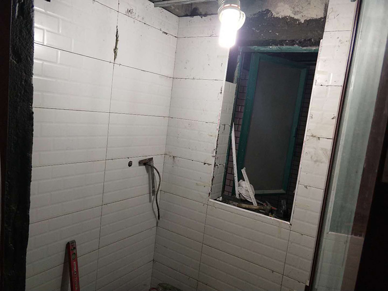 廁所裝修貼瓷磚案例：首先應(yīng)全部清理墻面上的各類污物，打掃干凈現(xiàn)場，特別是腳落里；然后用泥刀先批墻，后用水泥漿找平。這個(gè)工序很重要，確保底子平，防止貼后空鼓；以及墻面要刷防水涂料，防止貼后浸水，一般高度不低于1.8米，刷的時(shí)候會(huì)稍高一些；接著把粘結(jié)劑漿料均勻的刮到墻上，記得瓷磚上墻將經(jīng)過預(yù)先清潔的瓷磚平整地鋪貼在粘結(jié)劑漿料基層上，使用橡膠錘將瓷磚拍實(shí)鋪平。施工過程中，可小幅度轉(zhuǎn)動(dòng)瓷磚，使?jié){料與瓷磚背面充分接觸。