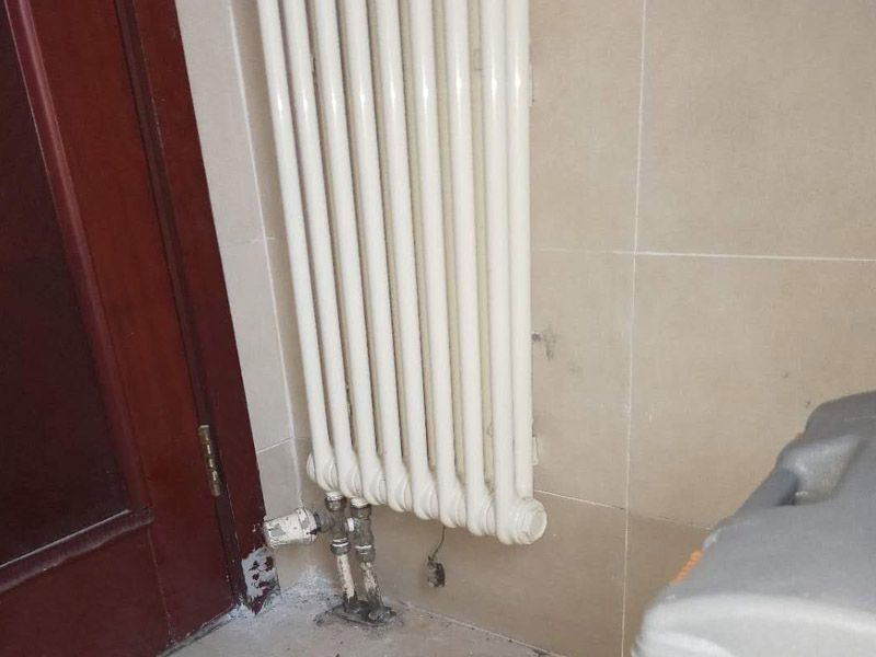 房屋暖氣維修方案：首先，還是需要關閉各閥門，然后查看暖氣片漏水的具體位置。然后如果是活接處漏水，更換活接即可；如果是接縫處漏水，更換對絲即可；如果是接口處漏水，更換暖氣管道、及其配件即可；如果是暖氣片有砂眼導致的漏水，這需要更換暖氣片，因為暖氣片可能會爆裂，否則，將會因小失大，到時候損失就慘重了。應立即撥打暖氣維修中心電話，或者聯(lián)系購買暖氣片的廠家，盡早處理漏水的情況。