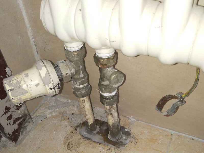 房屋暖氣維修方案：首先，還是需要關閉各閥門，然后查看暖氣片漏水的具體位置。然后如果是活接處漏水，更換活接即可；如果是接縫處漏水，更換對絲即可；如果是接口處漏水，更換暖氣管道、及其配件即可；如果是暖氣片有砂眼導致的漏水，這需要更換暖氣片，因為暖氣片可能會爆裂，否則，將會因小失大，到時候損失就慘重了。應立即撥打暖氣維修中心電話，或者聯(lián)系購買暖氣片的廠家，盡早處理漏水的情況。