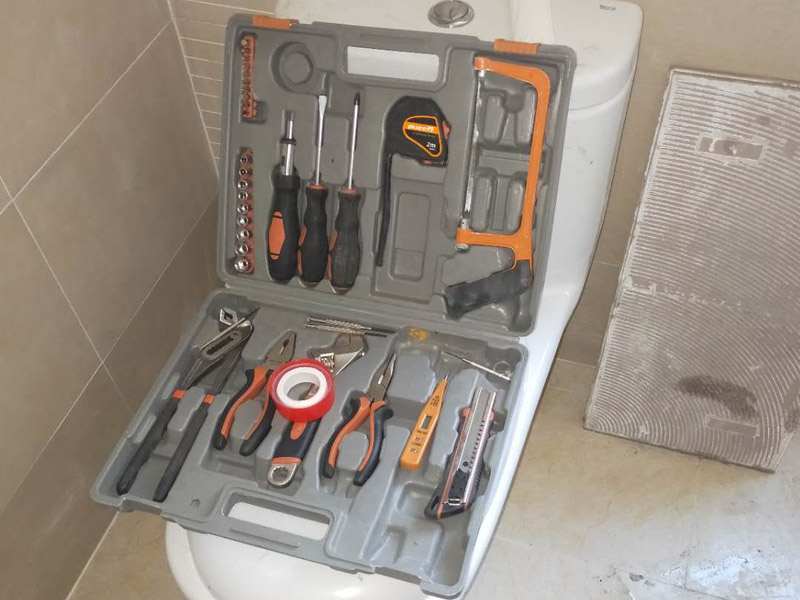 房屋暖氣維修方案：首先，還是需要關閉各閥門，然后查看暖氣片漏水的具體位置。然后如果是活接處漏水，更換活接即可；如果是接縫處漏水，更換對絲即可；如果是接口處漏水，更換暖氣管道、及其配件即可；如果是暖氣片有砂眼導致的漏水，這需要更換暖氣片，因為暖氣片可能會爆裂，否則，將會因小失大，到時候損失就慘重了。應立即撥打暖氣維修中心電話，或者聯(lián)系購買暖氣片的廠家，盡早處理漏水的情況。