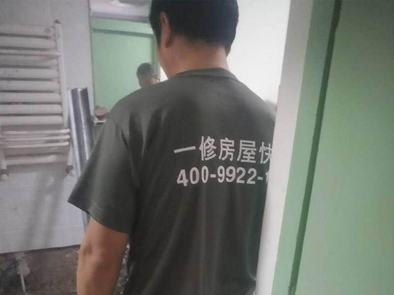 浴室裝修改造方案:1、水電改造：衛(wèi)生間裝修會涉及到浴霸采暖，燈的線路走線，水管的入墻等處理。
2、防水處理：因為水在衛(wèi)生間處處可見，所以衛(wèi)生間裝修防水上需做好功夫，防止因為滲水問題給樓下鄰居和自己制造麻煩，因而在防水后需要做閉水實驗，以確保防水的效果。
3、貼瓷磚：為了美觀衛(wèi)生間裝修一般都帖墻磚和地磚，在選購墻磚時需要注意耐水性，以及釉面質(zhì)量，墻磚在一定程度上也起到防水效果；地磚顏色建議深色系，耐污染，并保證磚的質(zhì)量。
4、衛(wèi)生間吊頂：為了美觀，衛(wèi)生間裝修一般都需要做吊頂處理，材質(zhì)一般選擇鋁扣板，就耐用，又防水，并且可以采用分模塊的方式合理的設(shè)置采光、換氣、浴霸等的位置。