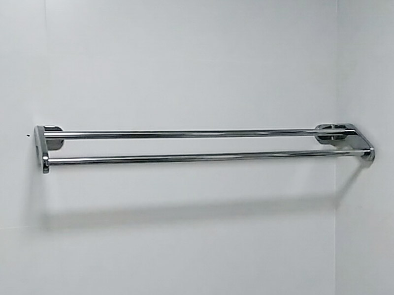 廚房五金掛件安裝：五金件的安裝一般是在瓷磚鋪貼完成后，在瓷磚上鉆孔，然后將木楔嵌入孔中，然后在上面用螺絲或膨脹螺絲將五金掛件進(jìn)行固定。
掛件在使用過(guò)程中通常會(huì)承受一定重量，加上用力按壓、拽拉或安裝不牢固等，過(guò)段時(shí)間后，多少會(huì)出現(xiàn)松動(dòng)、脫落的現(xiàn)象。在選購(gòu)此類產(chǎn)品時(shí)，最好選擇帶有擋條的產(chǎn)品，確保上面的物品不會(huì)滑落傷人。另外，在使用前可查看其說(shuō)明，注意其最大承受重量的限度，不要超重而引起安全隱患。