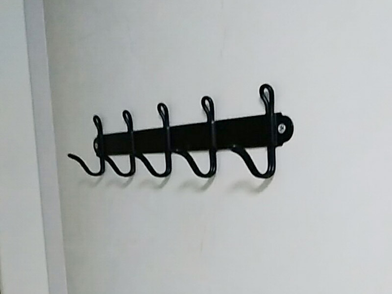 廚房五金掛件安裝：五金件的安裝一般是在瓷磚鋪貼完成后，在瓷磚上鉆孔，然后將木楔嵌入孔中，然后在上面用螺絲或膨脹螺絲將五金掛件進(jìn)行固定。
掛件在使用過(guò)程中通常會(huì)承受一定重量，加上用力按壓、拽拉或安裝不牢固等，過(guò)段時(shí)間后，多少會(huì)出現(xiàn)松動(dòng)、脫落的現(xiàn)象。在選購(gòu)此類產(chǎn)品時(shí)，最好選擇帶有擋條的產(chǎn)品，確保上面的物品不會(huì)滑落傷人。另外，在使用前可查看其說(shuō)明，注意其最大承受重量的限度，不要超重而引起安全隱患。