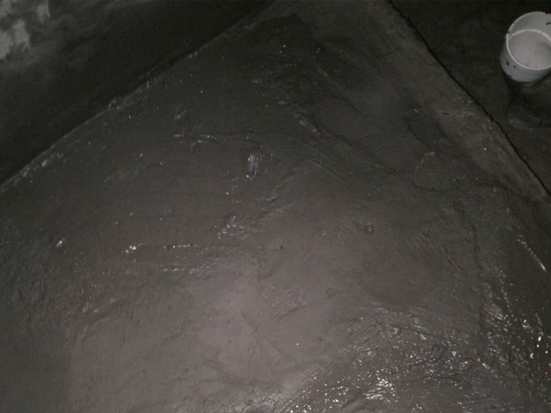 廁所找平刷防水裝修：第一步：清理墻面和地面 在涂刷防水涂層之前，先要清理墻面和地面，同時(shí)要用連接的氣泵皮管吹盡陰角處的浮沉。第二步：刷防水涂料，刷防水涂料時(shí)先刷墻角部位，交接處應(yīng)有200mm，墻角涂刷完成后涂刷墻體，不得有漏刷情況。第三步：閉水試驗(yàn)，在涂刷完防水涂料后，不能立刻貼瓷磚，還必須進(jìn)行防水測(cè)試。堵住衛(wèi)生間排水口、地漏等，然后將衛(wèi)生間積水2~3cm。24小時(shí)后到樓下查看是否有水滲漏，一旦發(fā)現(xiàn)有滲水痕跡，必須馬上返工。