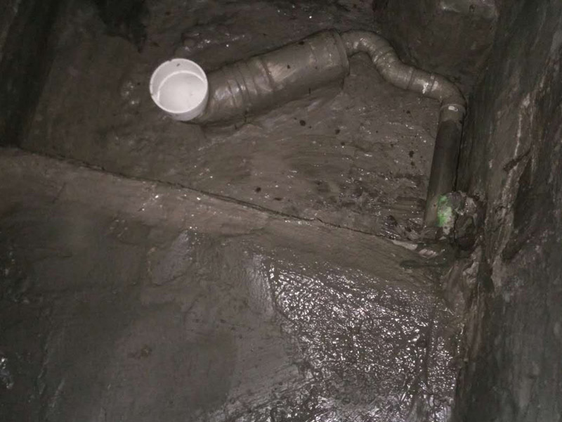 廁所找平刷防水裝修：第一步：清理墻面和地面 在涂刷防水涂層之前，先要清理墻面和地面，同時(shí)要用連接的氣泵皮管吹盡陰角處的浮沉。第二步：刷防水涂料，刷防水涂料時(shí)先刷墻角部位，交接處應(yīng)有200mm，墻角涂刷完成后涂刷墻體，不得有漏刷情況。第三步：閉水試驗(yàn)，在涂刷完防水涂料后，不能立刻貼瓷磚，還必須進(jìn)行防水測(cè)試。堵住衛(wèi)生間排水口、地漏等，然后將衛(wèi)生間積水2~3cm。24小時(shí)后到樓下查看是否有水滲漏，一旦發(fā)現(xiàn)有滲水痕跡，必須馬上返工。