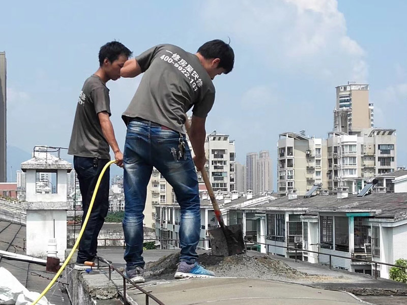 屋頂防水裝修：1、基層處理：基層在找斜坡施工前清掃干凈，不得有建筑垃圾和其他雜物；2、找平層：找平層采用20厚1:3水泥砂漿。找平層澆筑后及時摸壓密實并收光；3、煙道，墻角等與屋面交接部位采用聚乙烯丙綸高分子防水卷材和防水涂料做基層防水加強處理；4、基層處理完成后及時做盛水試驗，水深50mm以上，盛水48小時，盛水試驗后發(fā)現(xiàn)有滲水處，經(jīng)及時板下壓密注漿，板上增做聚乙烯丙綸高分子防水卷材和防水涂料。