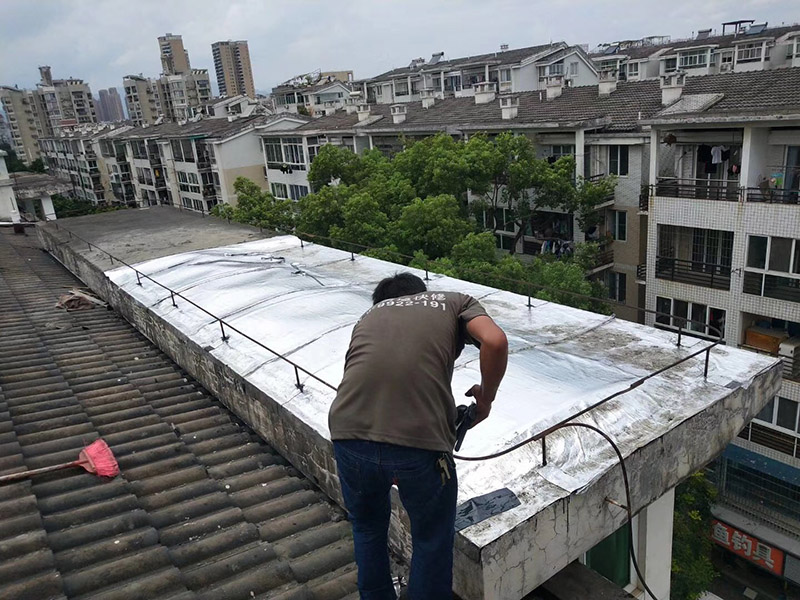 屋頂防水裝修：1、基層處理：基層在找斜坡施工前清掃干凈，不得有建筑垃圾和其他雜物；2、找平層：找平層采用20厚1:3水泥砂漿。找平層澆筑后及時摸壓密實并收光；3、煙道，墻角等與屋面交接部位采用聚乙烯丙綸高分子防水卷材和防水涂料做基層防水加強處理；4、基層處理完成后及時做盛水試驗，水深50mm以上，盛水48小時，盛水試驗后發(fā)現(xiàn)有滲水處，經(jīng)及時板下壓密注漿，板上增做聚乙烯丙綸高分子防水卷材和防水涂料。