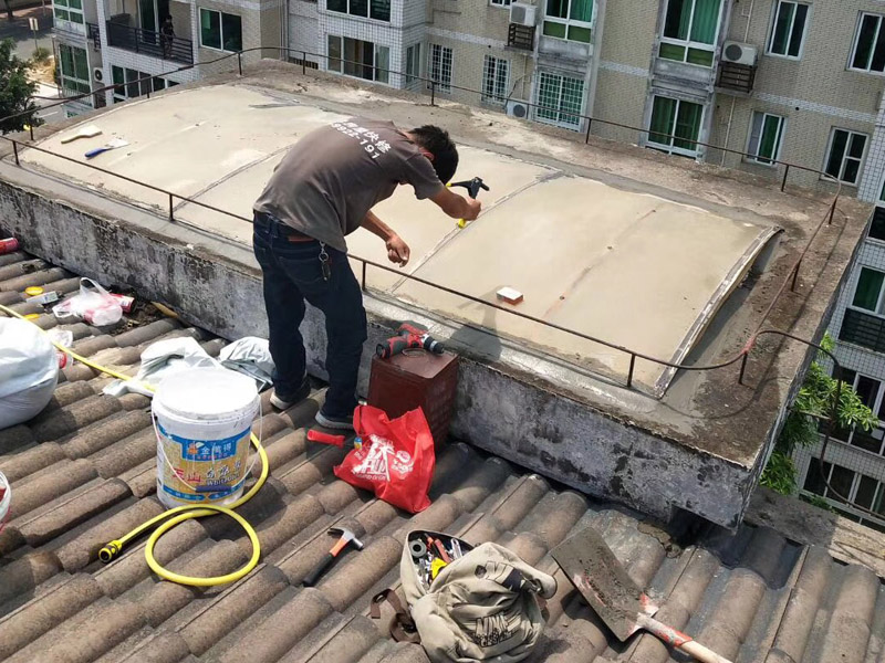 屋頂防水裝修：1、基層處理：基層在找斜坡施工前清掃干凈，不得有建筑垃圾和其他雜物；2、找平層：找平層采用20厚1:3水泥砂漿。找平層澆筑后及時摸壓密實并收光；3、煙道，墻角等與屋面交接部位采用聚乙烯丙綸高分子防水卷材和防水涂料做基層防水加強處理；4、基層處理完成后及時做盛水試驗，水深50mm以上，盛水48小時，盛水試驗后發(fā)現(xiàn)有滲水處，經(jīng)及時板下壓密注漿，板上增做聚乙烯丙綸高分子防水卷材和防水涂料。