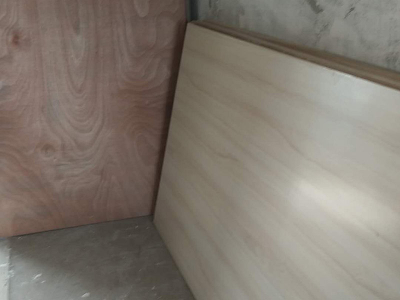 臥室衣柜安裝：定制家具安裝類似與成品家具安裝，各個單元板塊經(jīng)過五金件連接組裝而成。根據(jù)螺絲位置將板件拼接好，將扣件按入餅孔內(nèi)旋轉(zhuǎn)鎖緊，在此過程中一定要注意板件拼接先后順序以免反復拼接。鎖好所有扣件后，需要釘背板的釘好背板。在門板鉸鏈孔位置安裝好鉸鏈，接著安裝門板，調(diào)整鉸鏈使門板齊整、門縫均勻。安裝衣通等五金件，與墻接觸面打膠處理，做好保潔，衣柜安裝完成。