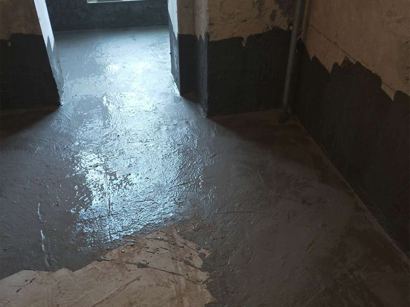 衛(wèi)生間地面墻面防水裝修：首先做防水之前，一定要將地面清理干凈，用水泥砂漿將地面找平，然后用聚氨酯防水涂料反復(fù)涂刷2至3遍2，墻與地面之間的接縫及上下水之間的管道地面接縫處是最容易出現(xiàn)問(wèn)題的地方，防水涂料一定要涂抹到位。一般防水處理中墻面要做30厘米高的防水處理，但是非承重的輕體墻，就要將整面墻做防水，至少也要做到1，8米高。墻體內(nèi)埋水管，做到合理布局，鋪設(shè)水管一律做大于管徑的凹槽，槽內(nèi)抹灰圓滑，然后凹槽內(nèi)刷聚氨酯防水涂料。