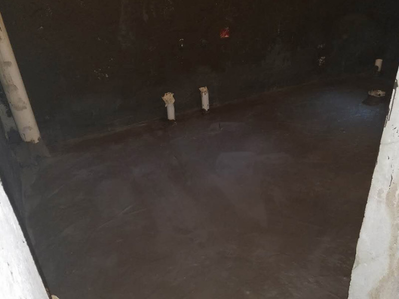 衛(wèi)生間地面墻面防水裝修：首先做防水之前，一定要將地面清理干凈，用水泥砂漿將地面找平，然后用聚氨酯防水涂料反復(fù)涂刷2至3遍2，墻與地面之間的接縫及上下水之間的管道地面接縫處是最容易出現(xiàn)問(wèn)題的地方，防水涂料一定要涂抹到位。一般防水處理中墻面要做30厘米高的防水處理，但是非承重的輕體墻，就要將整面墻做防水，至少也要做到1，8米高。墻體內(nèi)埋水管，做到合理布局，鋪設(shè)水管一律做大于管徑的凹槽，槽內(nèi)抹灰圓滑，然后凹槽內(nèi)刷聚氨酯防水涂料。