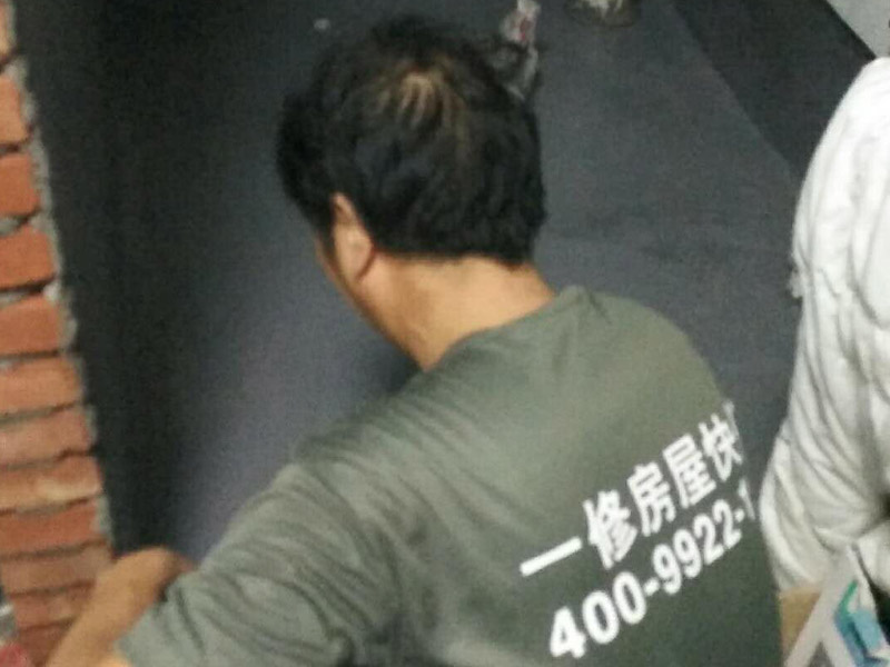 衛(wèi)生間地面墻面防水裝修：首先做防水之前，一定要將地面清理干凈，用水泥砂漿將地面找平，然后用聚氨酯防水涂料反復(fù)涂刷2至3遍2，墻與地面之間的接縫及上下水之間的管道地面接縫處是最容易出現(xiàn)問(wèn)題的地方，防水涂料一定要涂抹到位。一般防水處理中墻面要做30厘米高的防水處理，但是非承重的輕體墻，就要將整面墻做防水，至少也要做到1，8米高。墻體內(nèi)埋水管，做到合理布局，鋪設(shè)水管一律做大于管徑的凹槽，槽內(nèi)抹灰圓滑，然后凹槽內(nèi)刷聚氨酯防水涂料。