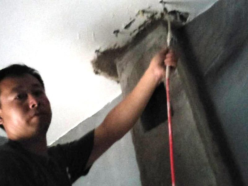 墻面高壓灌漿補(bǔ)漏裝修：首先確定灌漿孔位置及間距。清理干凈需要施工區(qū)域。然后使用電錘等鉆孔工具沿裂縫兩側(cè)進(jìn)行鉆孔，鉆頭14mm，鉆孔角度≤45°，鉆孔深度≤結(jié)構(gòu)厚度2/3，鉆頭深度≤結(jié)構(gòu)厚度的2/3，鉆孔必須穿過(guò)裂縫。在鉆好的孔內(nèi)安裝止水針頭，針頭后帶膨脹橡膠，并用專用內(nèi)六角扳手?jǐn)Q緊，使灌漿嘴周圍與鉆孔之間無(wú)空隙，不漏水。用高壓灌漿機(jī)向灌漿嘴內(nèi)注入潔凈水，觀察出水點(diǎn)情況，并將縫內(nèi)粉塵清洗干凈。立面灌漿順序由上至下，平面可由一端開(kāi)始，單孔逐一連續(xù)進(jìn)行。灌漿完畢，確認(rèn)不漏即可去掉或敲掉外露的灌漿嘴，清理干凈已固定化的溢露出的灌漿液，最后對(duì)灌漿口進(jìn)行修補(bǔ)、封口處理。