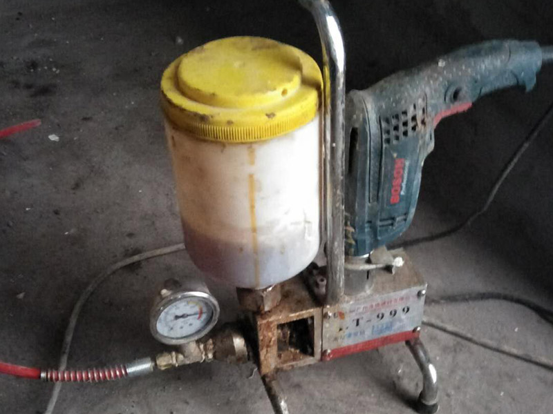 墻面高壓灌漿補(bǔ)漏裝修：首先確定灌漿孔位置及間距。清理干凈需要施工區(qū)域。然后使用電錘等鉆孔工具沿裂縫兩側(cè)進(jìn)行鉆孔，鉆頭14mm，鉆孔角度≤45°，鉆孔深度≤結(jié)構(gòu)厚度2/3，鉆頭深度≤結(jié)構(gòu)厚度的2/3，鉆孔必須穿過(guò)裂縫。在鉆好的孔內(nèi)安裝止水針頭，針頭后帶膨脹橡膠，并用專用內(nèi)六角扳手?jǐn)Q緊，使灌漿嘴周圍與鉆孔之間無(wú)空隙，不漏水。用高壓灌漿機(jī)向灌漿嘴內(nèi)注入潔凈水，觀察出水點(diǎn)情況，并將縫內(nèi)粉塵清洗干凈。立面灌漿順序由上至下，平面可由一端開(kāi)始，單孔逐一連續(xù)進(jìn)行。灌漿完畢，確認(rèn)不漏即可去掉或敲掉外露的灌漿嘴，清理干凈已固定化的溢露出的灌漿液，最后對(duì)灌漿口進(jìn)行修補(bǔ)、封口處理。