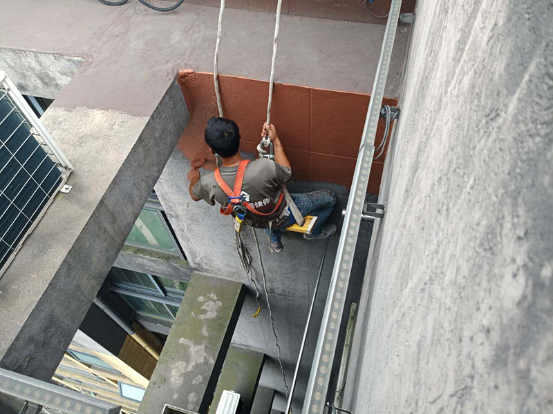 外墻刷防水裝修：一、清理基層，新舊面層必須清理干凈，不得有雜物和灰塵，以免影響粘結(jié)強(qiáng)度，涂刷防水涂料時(shí)基層應(yīng)干燥。二、備好防水卷材、防水涂料、基層涂料和粘接卷材的涂料必須要分清，為提高防水卷材與基層粘結(jié)性，可用底層涂料反復(fù)涂刷，涂刷均勻，覆蓋完全。三、將攪拌均勻的晨光防水涂料根據(jù)現(xiàn)場(chǎng)要涂刷的面積開(kāi)始涂刷，基層涂刷要大于粘卷材的面積，不要超過(guò)三十。刷第二次涂料之前必須要等一次涂料完全凝固后方可再次涂刷，底層涂料次涂刷完畢后約4—8左右。四、要等第二次涂料完全凝固后方可施工。