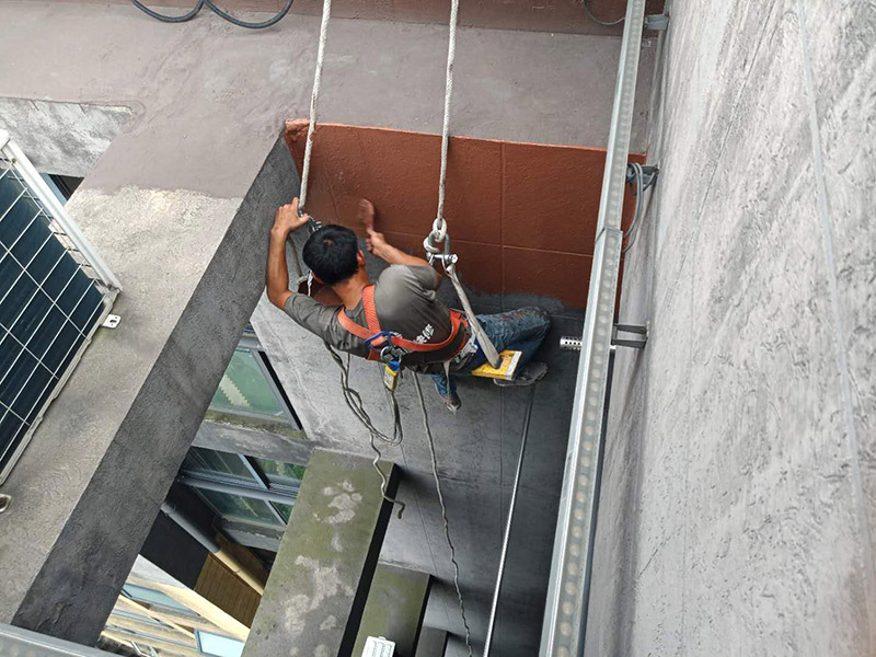 外墻刷防水裝修：一、清理基層，新舊面層必須清理干凈，不得有雜物和灰塵，以免影響粘結(jié)強(qiáng)度，涂刷防水涂料時(shí)基層應(yīng)干燥。二、備好防水卷材、防水涂料、基層涂料和粘接卷材的涂料必須要分清，為提高防水卷材與基層粘結(jié)性，可用底層涂料反復(fù)涂刷，涂刷均勻，覆蓋完全。三、將攪拌均勻的晨光防水涂料根據(jù)現(xiàn)場(chǎng)要涂刷的面積開(kāi)始涂刷，基層涂刷要大于粘卷材的面積，不要超過(guò)三十。刷第二次涂料之前必須要等一次涂料完全凝固后方可再次涂刷，底層涂料次涂刷完畢后約4—8左右。四、要等第二次涂料完全凝固后方可施工。