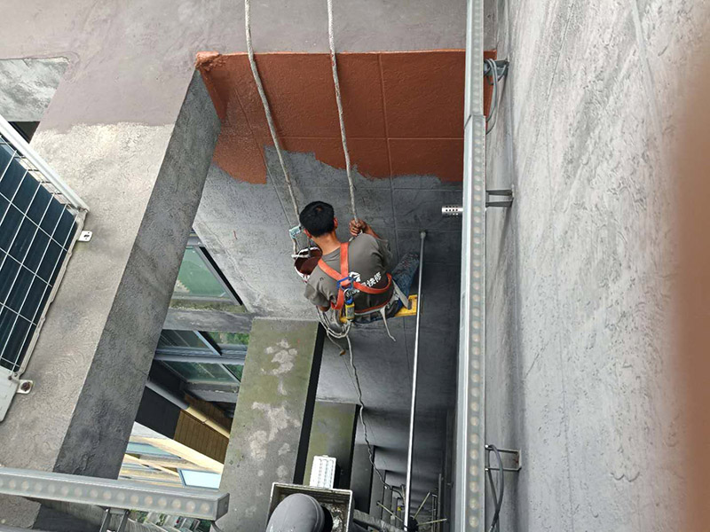 外墻刷防水裝修：一、清理基層，新舊面層必須清理干凈，不得有雜物和灰塵，以免影響粘結(jié)強(qiáng)度，涂刷防水涂料時(shí)基層應(yīng)干燥。二、備好防水卷材、防水涂料、基層涂料和粘接卷材的涂料必須要分清，為提高防水卷材與基層粘結(jié)性，可用底層涂料反復(fù)涂刷，涂刷均勻，覆蓋完全。三、將攪拌均勻的晨光防水涂料根據(jù)現(xiàn)場(chǎng)要涂刷的面積開(kāi)始涂刷，基層涂刷要大于粘卷材的面積，不要超過(guò)三十。刷第二次涂料之前必須要等一次涂料完全凝固后方可再次涂刷，底層涂料次涂刷完畢后約4—8左右。四、要等第二次涂料完全凝固后方可施工。