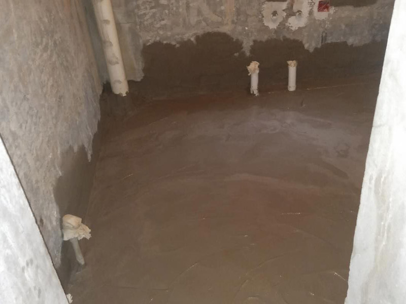 浴室地面找平裝修：第一，地面找平的基底處理，如果基底的處理出現(xiàn)了差錯(cuò)，可能會(huì)導(dǎo)致后期出現(xiàn)乳膠漆掉色掉漆，瓷磚黏貼不牢靠等問(wèn)題，為了避免這些問(wèn)題的出現(xiàn)，影響裝修效果。第二，地面找平的具體流程，地面找平在裝修中也分很多類型，有石膏找平、自流平找平、和水泥砂漿找平。這三種是比較常見(jiàn)的地面找平方法，也有著各自的特色和優(yōu)點(diǎn)，比如說(shuō)石膏找平就適合那種局部不平但整體平整度不錯(cuò)的房間，而自流平找平則偏向于整個(gè)房間找平，不適用于局部找平，水泥砂漿找平和石膏找平有一定的共通點(diǎn)，適用于小范圍找平。具體選用哪種方面需要依地面的具體情況而定。