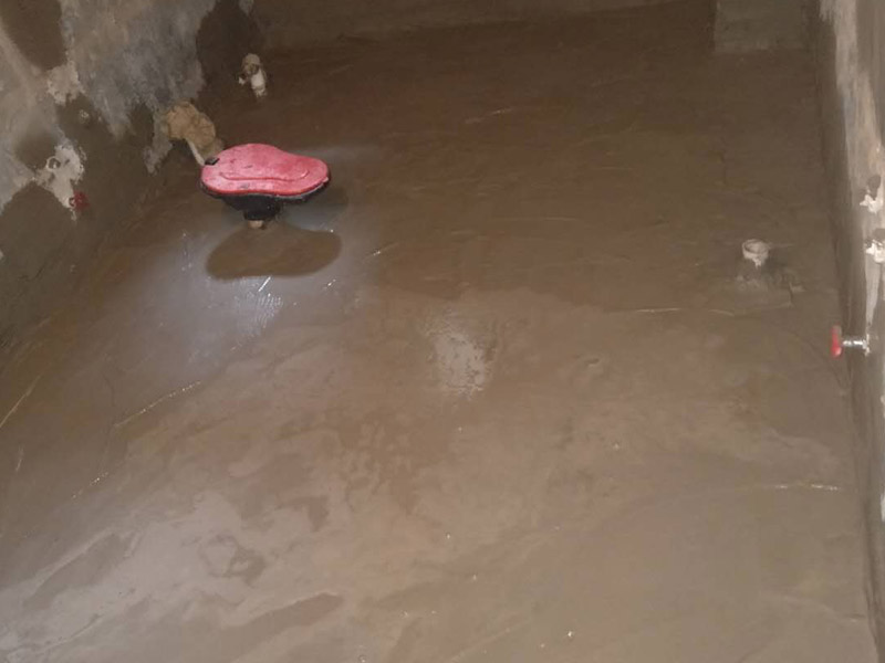 浴室地面找平裝修：第一，地面找平的基底處理，如果基底的處理出現(xiàn)了差錯(cuò)，可能會(huì)導(dǎo)致后期出現(xiàn)乳膠漆掉色掉漆，瓷磚黏貼不牢靠等問(wèn)題，為了避免這些問(wèn)題的出現(xiàn)，影響裝修效果。第二，地面找平的具體流程，地面找平在裝修中也分很多類型，有石膏找平、自流平找平、和水泥砂漿找平。這三種是比較常見(jiàn)的地面找平方法，也有著各自的特色和優(yōu)點(diǎn)，比如說(shuō)石膏找平就適合那種局部不平但整體平整度不錯(cuò)的房間，而自流平找平則偏向于整個(gè)房間找平，不適用于局部找平，水泥砂漿找平和石膏找平有一定的共通點(diǎn)，適用于小范圍找平。具體選用哪種方面需要依地面的具體情況而定。