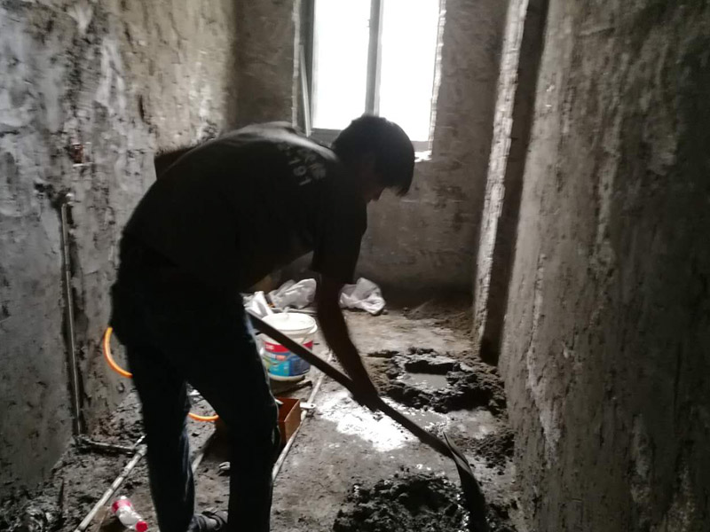 廁所墻面抹灰裝修：在抹灰前一天，用軟管或膠皮管將填充墻面自上而下澆水濕潤，抹灰前不得有明水。做灰餅時(shí)從上而下做，灰餅間距應(yīng)小于刮尺長度，墻體上角先做灰餅，再以它為基準(zhǔn)拉線做出上部、中間的灰餅，根據(jù)墻體上部的灰餅以托線板做出墻體下部灰餅，使其與上部灰餅在同一垂直面上，然后拉水平統(tǒng)線，加做若干灰餅。防水處理——衛(wèi)生間的防水處理是很重要的。衛(wèi)生間是接觸水很多的空間，防水功夫做好可以防止?jié)B水問題，避免給樓下鄰居和自己造成麻煩。在防水后需要做閉水實(shí)驗(yàn)，以確保防水的效果。