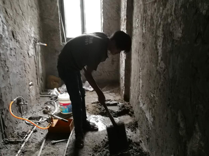 廁所墻面抹灰裝修：在抹灰前一天，用軟管或膠皮管將填充墻面自上而下澆水濕潤，抹灰前不得有明水。做灰餅時(shí)從上而下做，灰餅間距應(yīng)小于刮尺長度，墻體上角先做灰餅，再以它為基準(zhǔn)拉線做出上部、中間的灰餅，根據(jù)墻體上部的灰餅以托線板做出墻體下部灰餅，使其與上部灰餅在同一垂直面上，然后拉水平統(tǒng)線，加做若干灰餅。防水處理——衛(wèi)生間的防水處理是很重要的。衛(wèi)生間是接觸水很多的空間，防水功夫做好可以防止?jié)B水問題，避免給樓下鄰居和自己造成麻煩。在防水后需要做閉水實(shí)驗(yàn)，以確保防水的效果。