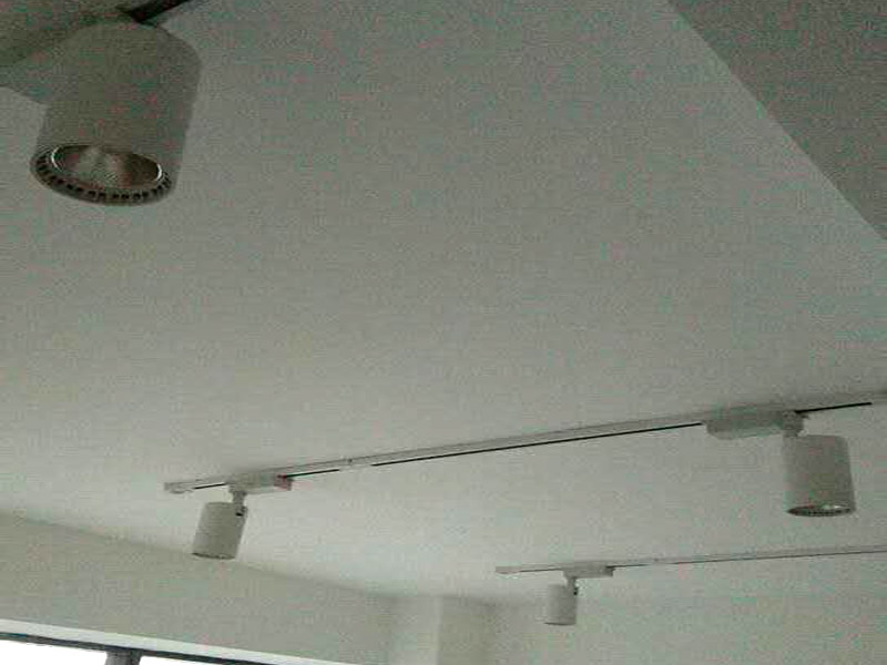 客廳軌道燈安裝裝修：安裝滑道（軌道），如果棚頂直接為木板或有鐵龍骨可以直接打釘打眼的，就直接可以把滑道安裝上，記住為了美觀，先在接線盒處打一小孔以便將電源線引入棚頂中。固定好滑道后，拿來滑道燈，將滑道燈底座的卡頭，擰平，對準滑道凹槽，將滑道燈底座塞入滑道內(nèi)。稍微用點力，嚴絲合縫后，擰下卡頭旋轉(zhuǎn)的把手，一定要擰到位固定好后，左右滑動一下，看是否固定好。通電后發(fā)現(xiàn)燈不亮不要緊，只要一個滑道上有燈亮，就不是接線問題，可以重新卸下滑道燈，重新安裝或換個方向重新安裝。