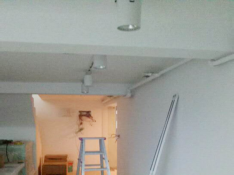 客廳軌道燈安裝裝修：安裝滑道（軌道），如果棚頂直接為木板或有鐵龍骨可以直接打釘打眼的，就直接可以把滑道安裝上，記住為了美觀，先在接線盒處打一小孔以便將電源線引入棚頂中。固定好滑道后，拿來滑道燈，將滑道燈底座的卡頭，擰平，對準滑道凹槽，將滑道燈底座塞入滑道內(nèi)。稍微用點力，嚴絲合縫后，擰下卡頭旋轉(zhuǎn)的把手，一定要擰到位固定好后，左右滑動一下，看是否固定好。通電后發(fā)現(xiàn)燈不亮不要緊，只要一個滑道上有燈亮，就不是接線問題，可以重新卸下滑道燈，重新安裝或換個方向重新安裝。