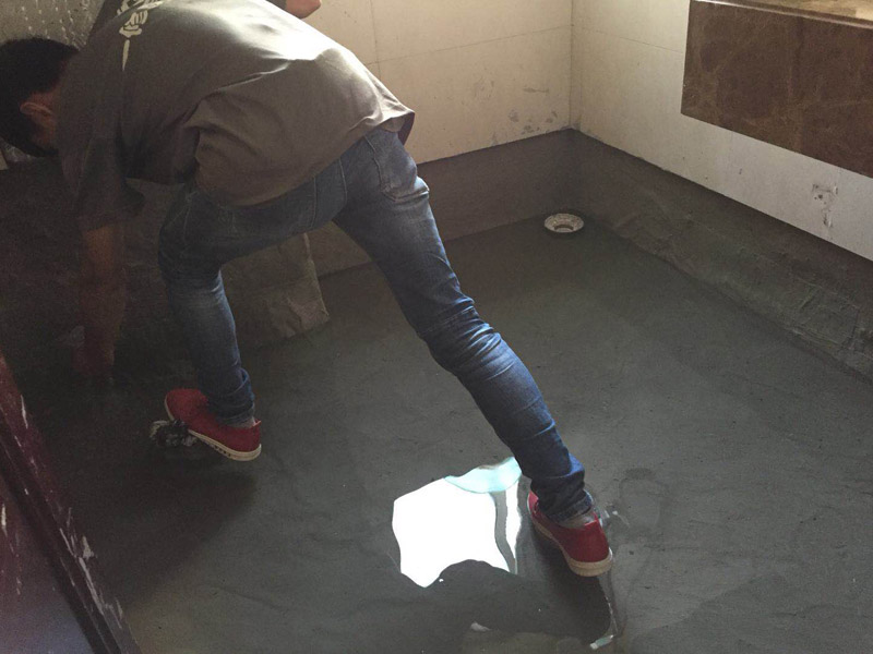 衛(wèi)生間滲水試驗(yàn)裝修：1、將衛(wèi)生間所有下水口進(jìn)行臨時(shí)性的封堵,并在門口砌一道25厘米高的臺(tái)階。 2、然后在衛(wèi)生間中灌入約30厘米高的水,在墻面上做好標(biāo)記; 注意:閉水實(shí)驗(yàn)要在24小時(shí)以上,這是保證衛(wèi)生間防水工程質(zhì)量的關(guān)鍵 3、24小時(shí)后,看室內(nèi)水層有無明顯下降和到樓下看樓頂有沒有滲漏水,特別要到樓下衛(wèi)生間檢查屋頂是否有滴水、洇濕等現(xiàn)象;輕質(zhì)墻體做淋水試驗(yàn),看墻體的背面是否有漏水點(diǎn)。 如果以上現(xiàn)象都沒有,則防水施工就合格。