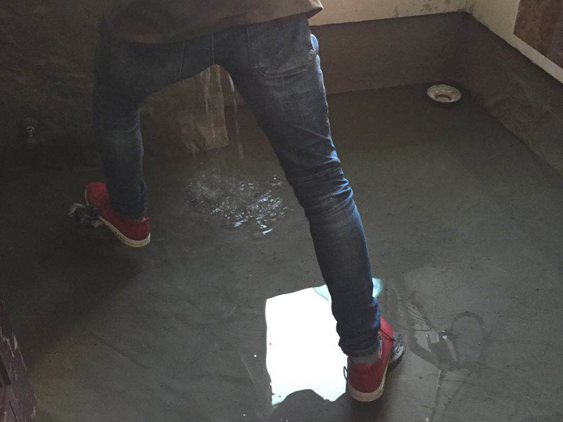 衛(wèi)生間滲水試驗(yàn)裝修：1、將衛(wèi)生間所有下水口進(jìn)行臨時(shí)性的封堵,并在門口砌一道25厘米高的臺(tái)階。 2、然后在衛(wèi)生間中灌入約30厘米高的水,在墻面上做好標(biāo)記; 注意:閉水實(shí)驗(yàn)要在24小時(shí)以上,這是保證衛(wèi)生間防水工程質(zhì)量的關(guān)鍵 3、24小時(shí)后,看室內(nèi)水層有無明顯下降和到樓下看樓頂有沒有滲漏水,特別要到樓下衛(wèi)生間檢查屋頂是否有滴水、洇濕等現(xiàn)象;輕質(zhì)墻體做淋水試驗(yàn),看墻體的背面是否有漏水點(diǎn)。 如果以上現(xiàn)象都沒有,則防水施工就合格。